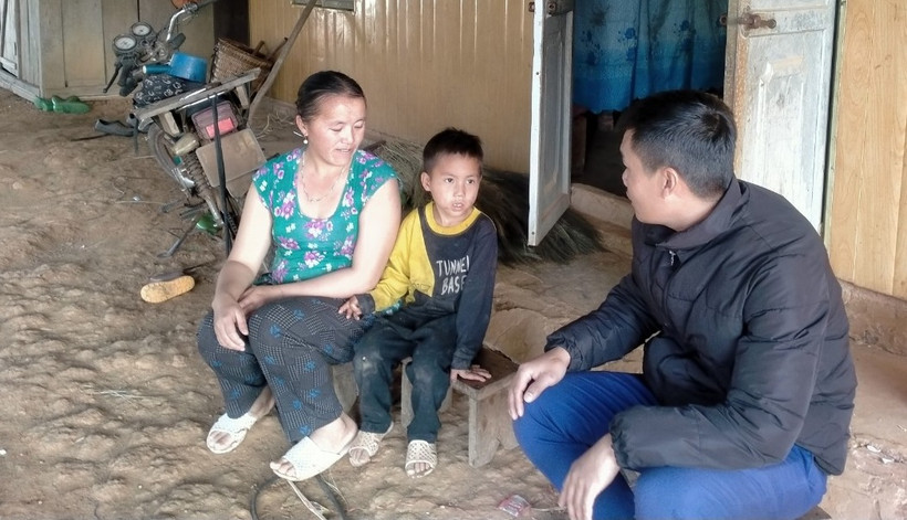 Giáo viên Trường dân tộc bán trú tiểu học Leng Su Sìn vận động học sinh trở lại trường.
