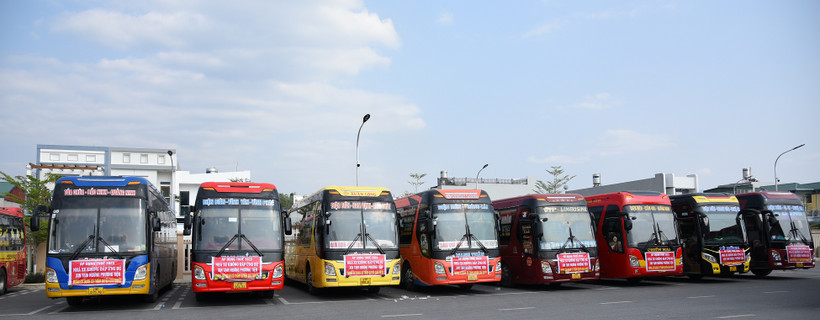 Ngay chiều ngày 25/2, rất nhiều nhà xe đã bỏ tuyến nằm tại bến đợi đối thoại giải đáp chính sách thuế.