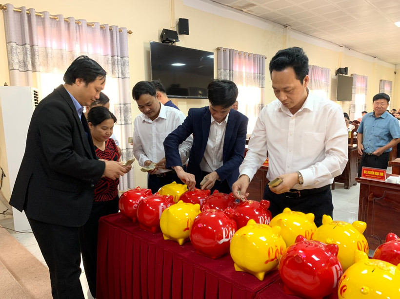 Cán bộ, công chức huyện Nậm Pồ nuôi lợn tiết kiệm hưởng ứng phong trào “Tiết kiệm 2.000 đồng mỗi ngày cho giáo dục”.