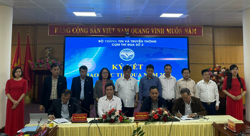 Đại diện lãnh đạo các sở thông tin và truyền thông trong khu vực miền núi phía bắc ký giao ước thi đua.