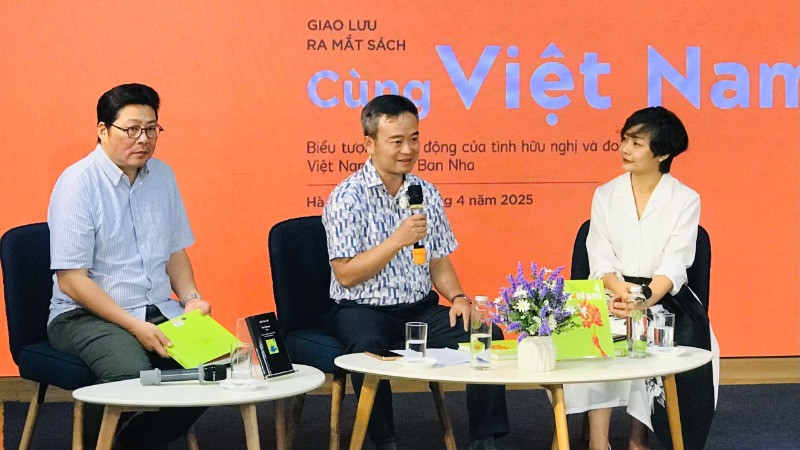 Các diễn giả chia sẻ về tập thơ "Cùng Việt Nam".