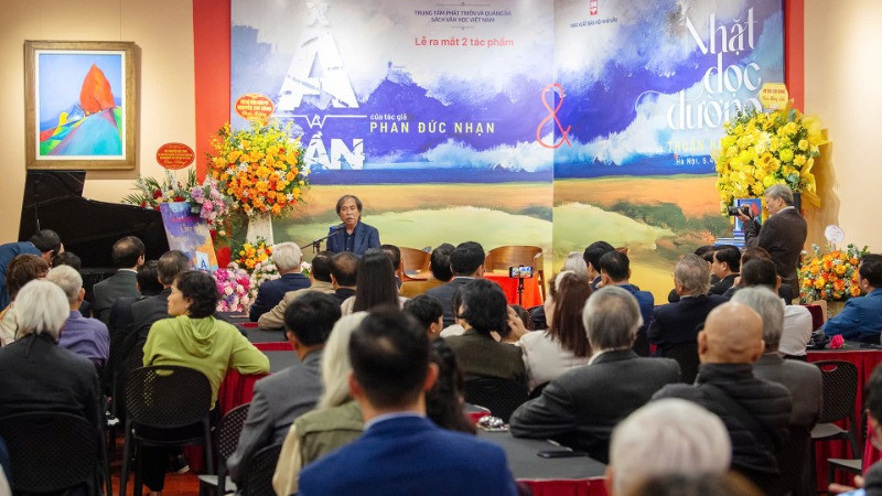 Không gian Lễ ra mắt hai tập sách "Nhặt dọc đường" và "Xa và gần".