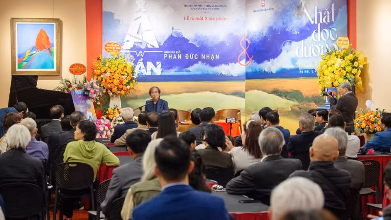 Không gian Lễ ra mắt hai tập sách "Nhặt dọc đường" và "Xa và gần".