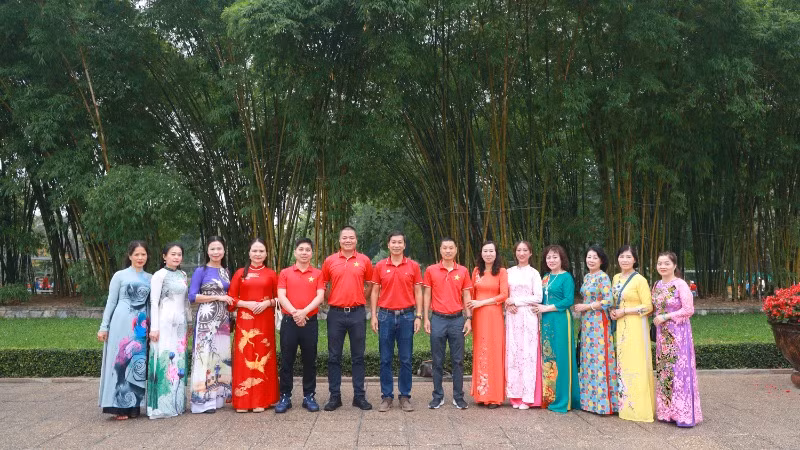 Các thành viên Hội Biển đảo Việt Nam chuẩn bị vào Lăng viếng Bác.