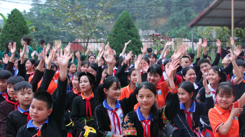 Các em học sinh Trường phổ thông Dân tộc nội trú trung học cơ sở huyện Yên Bình hào hứng tham gia chương trình.