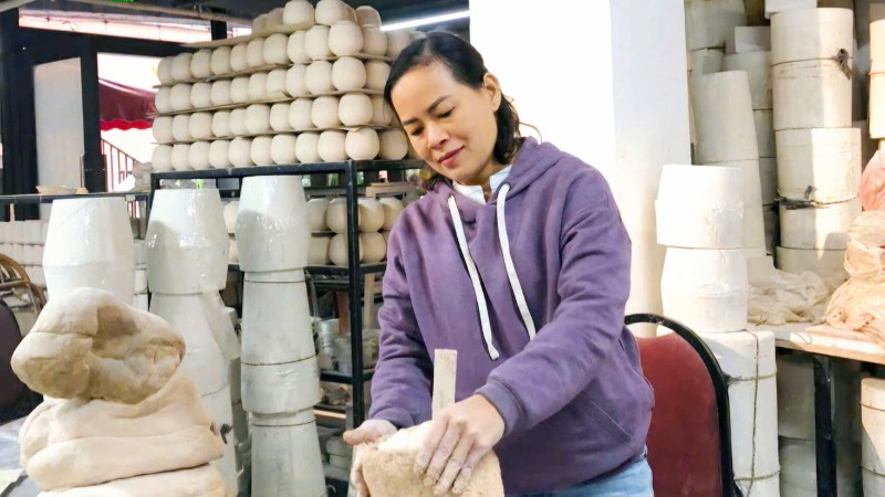 Họa sĩ Nguyễn Thị Thu Trang miệt mài bên các tác phẩm.