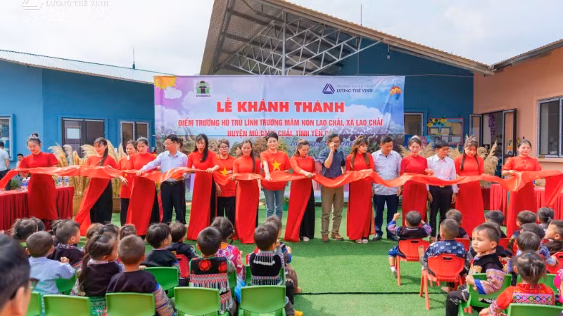 Lễ cắt băng khánh thành điểm trường Hú Trù Lình.