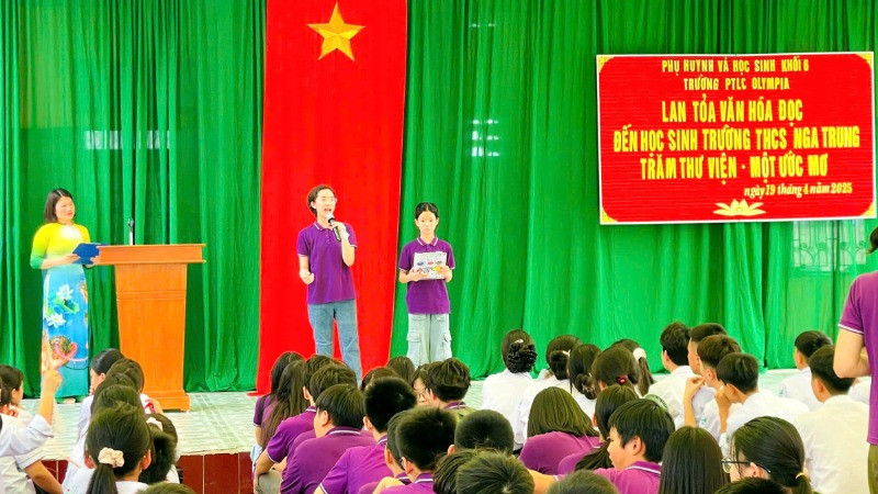 Các em học sinh trường Phổ thông liên cấp Olympia tự tin chia sẻ về truyền thống nhà trường và dự án thư viện.