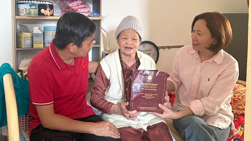 Đại diện Hội Biển đảo Việt Nam thăm và tặng quà mẹ Lê Thị Lan, thân sinh liệt sĩ Nguyễn Hữu Lộc.