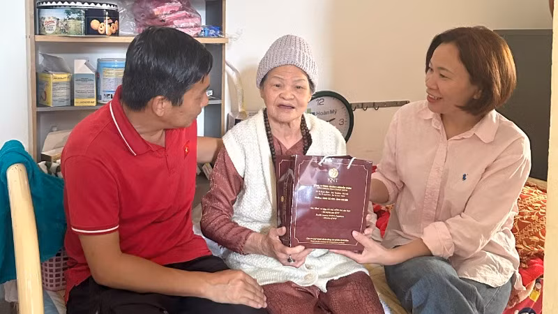 Đại diện Hội Biển đảo Việt Nam thăm và tặng quà mẹ Lê Thị Lan, thân sinh liệt sĩ Nguyễn Hữu Lộc.