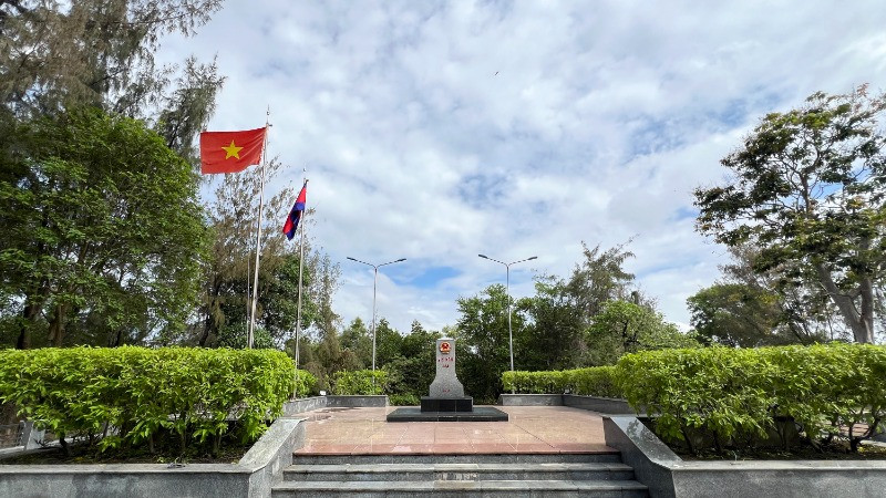 Cờ Tổ quốc tung bay trên cột mốc.