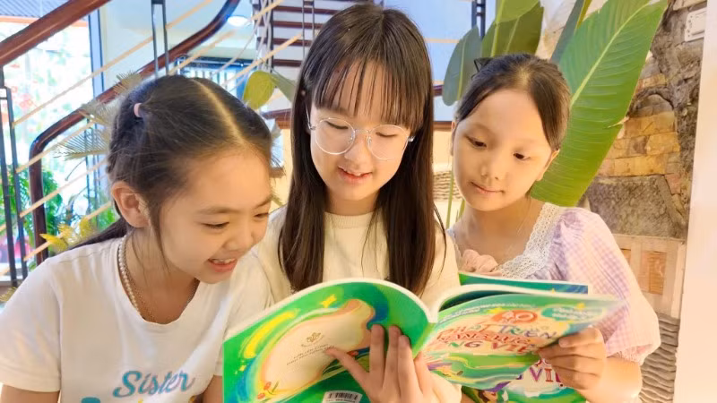 Các em học sinh say mê với cuốn sách "40 đề phát triển năng lực tiếng Việt".