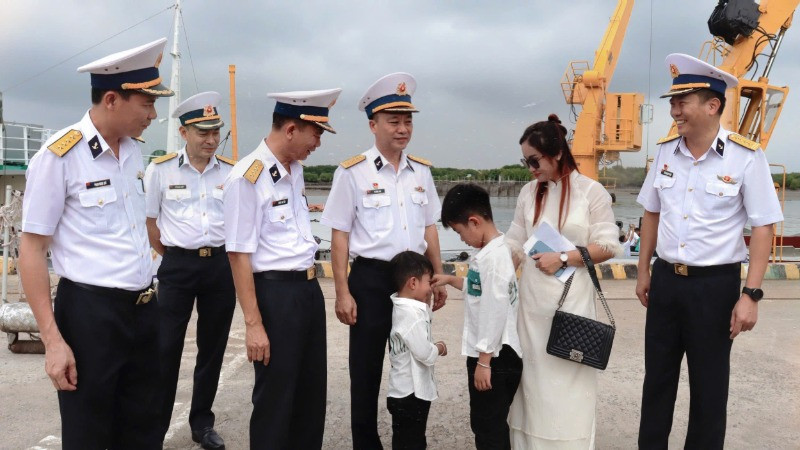Chị Thùy Dương và các con nơi cầu cảng.