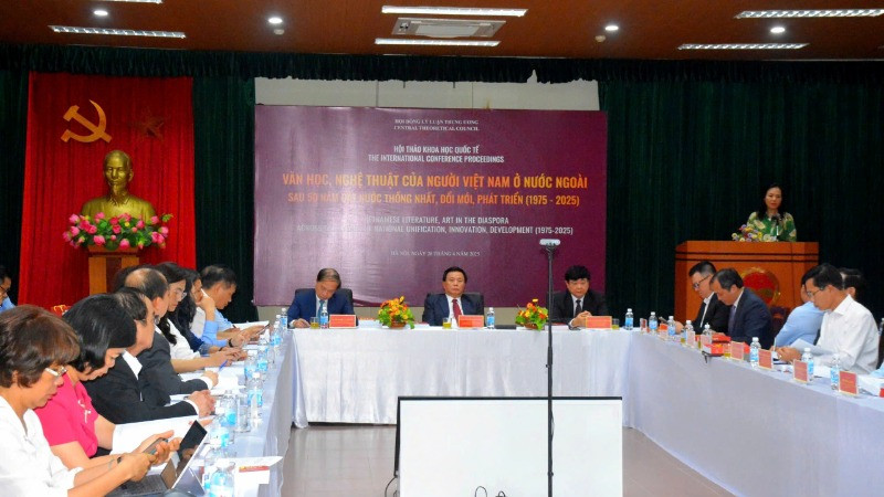 Hội thảo khoa học thu hút các nhà lãnh đạo và giới nghiên cứu văn học, nghệ thuật.