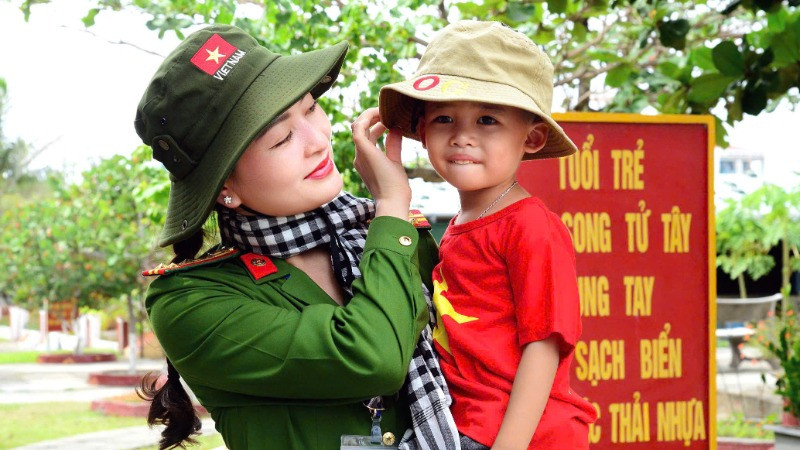 Đại tá, Tiến sĩ Đồng Thị Hồng Nhung và công dân nhỏ Trường Sa.