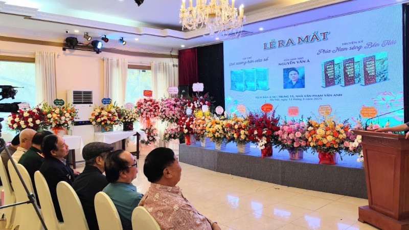 Quang cảnh lễ ra mắt hai tác phẩm của nhà thơ Nguyễn Văn Á.
