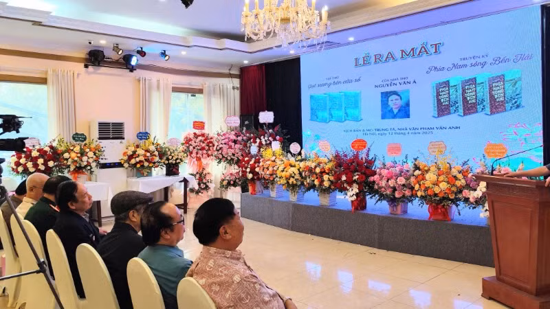 Quang cảnh lễ ra mắt hai tác phẩm của nhà thơ Nguyễn Văn Á.