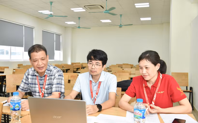 Thầy cô tại một Hội đồng phỏng vấn Xét tuyển tài năng diện 1.3 của Đại học Bách khoa Hà Nội trao đổi, tư vấn trực tuyến với thí sinh (Ảnh: DUY THÀNH)