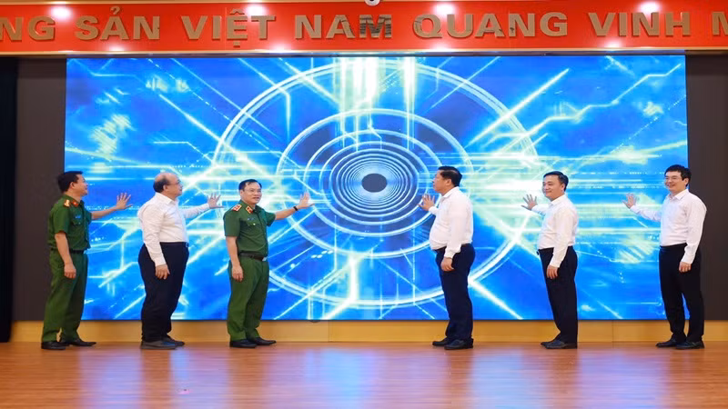 Các đại biểu khai trương Trang thông tin "Bình dân học vụ số" Bộ Xây dựng.