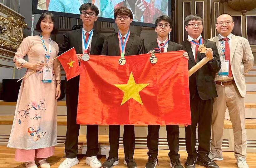 Trong ảnh từ trái sang phải: PGS.TS Nguyễn Thị Thu Hà, Trưởng đoàn; Mai Văn Đức, Nguyễn Mạnh Khôi, Nguyễn Kim Giang, Đinh Cao Sơn, TS Phạm Văn Phong, Phó trưởng đoàn.