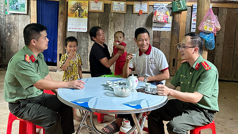 Công an huyện Hà Quảng thăm gia đình anh Lý Văn Nó.