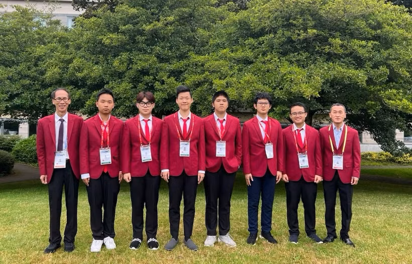 Đội tuyển Việt Nam tham dự IMO 2024 (từ trái sang phải ảnh): Phó Trưởng đoàn Lê Bá Khánh Trình, Tạ Đức Anh, Phạm Trần Minh Đức, Nguyễn Đăng Dũng, Nguyễn Văn Hoàng, Trần Duy, Trần Minh Hoàng, Trưởng đoàn Nguyễn Chu Gia Vượng