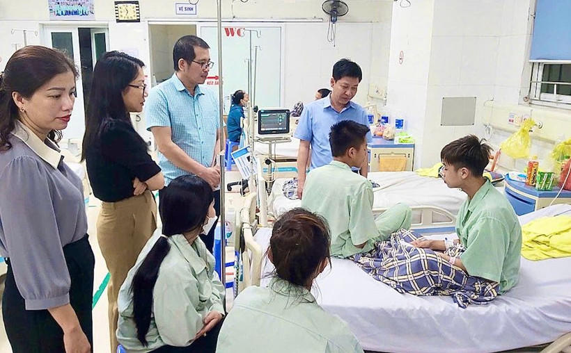Đoàn công tác Bộ Giáo dục và Đào tạo đến thăm hỏi và động viên học sinh gặp nạn