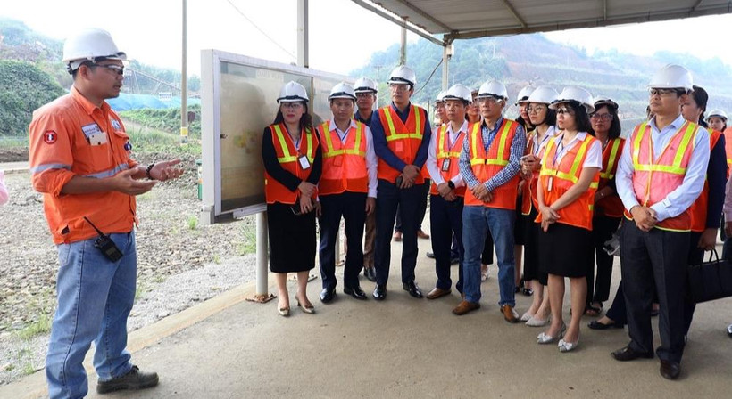 Mỗi năm, Công ty TNHH Khai thác chế biến khoáng sản Núi Pháo đón nhiều đoàn cán bộ, người dân đến thăm quan dự án.