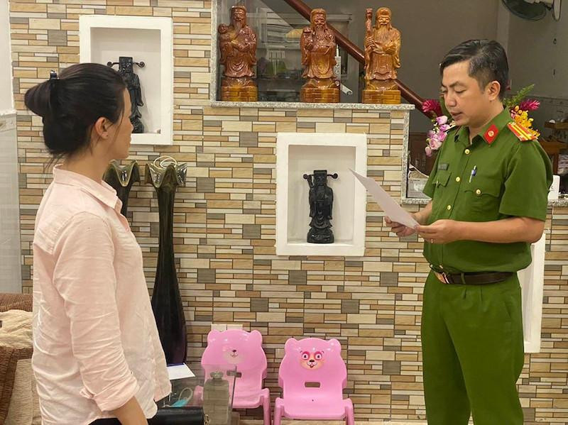 Cơ quan Công an đọc quyết định khởi tố đối với bị can Nguyễn Thị Mai Nhi. (Ảnh: Công an cung cấp)