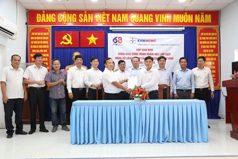 Đại diện xã đảo Thạnh An ký cam kết bàn giao mặt bằng thi công dự án cho EVNHCMC đúng tiến độ