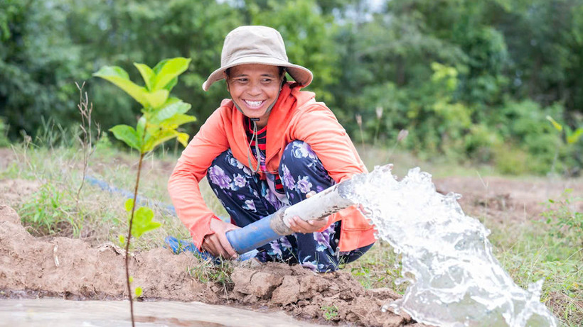 Phụ nữ được hưởng lợi từ dự án “Nước là sự sống”. (Ảnh: UN Women)