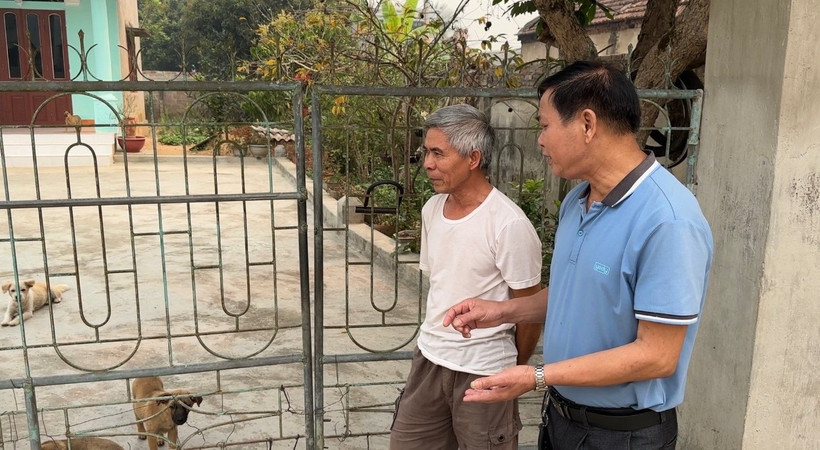 Cán bộ Trung tâm dịch vụ nông nghiệp huyện Điện Biên tuyên truyền, vận động người dân xã Thanh Yên thực hiện nghiêm các biện pháp phòng bệnh dại cho vật nuôi.