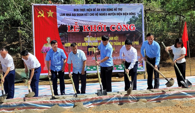 Các đồng chí lãnh đạo tỉnh Điện Biên và lãnh đạo huyện Điện Biên Đông động thổ, khởi công làm nhà Đại đoàn kết cho người nghèo xã Keo Lôm, huyện Điện Biên Đông.