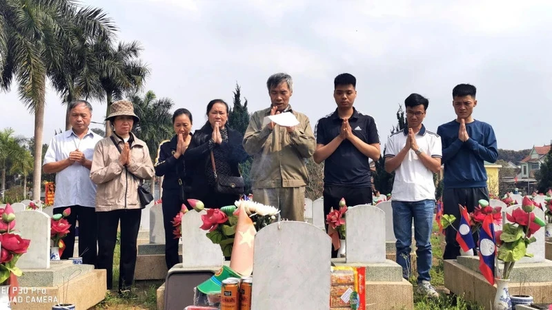 Gia đình liệt sĩ Dương Trung Dũng chỉ có thể đến thăm viếng mộ liệt sĩ mà không thể làm thủ tục điều chỉnh, bổ sung thông tin để nhận phần mộ liệt sĩ của gia đình. (Ảnh Dương Mạnh Chiến)