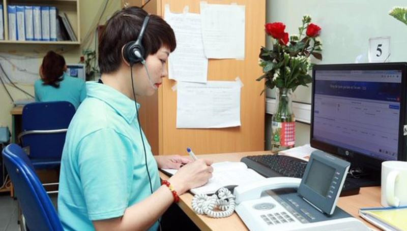 Nhân viên của Tổng đài điện thoại quốc gia bảo vệ trẻ em 111. (Ảnh: nhandan.vn)