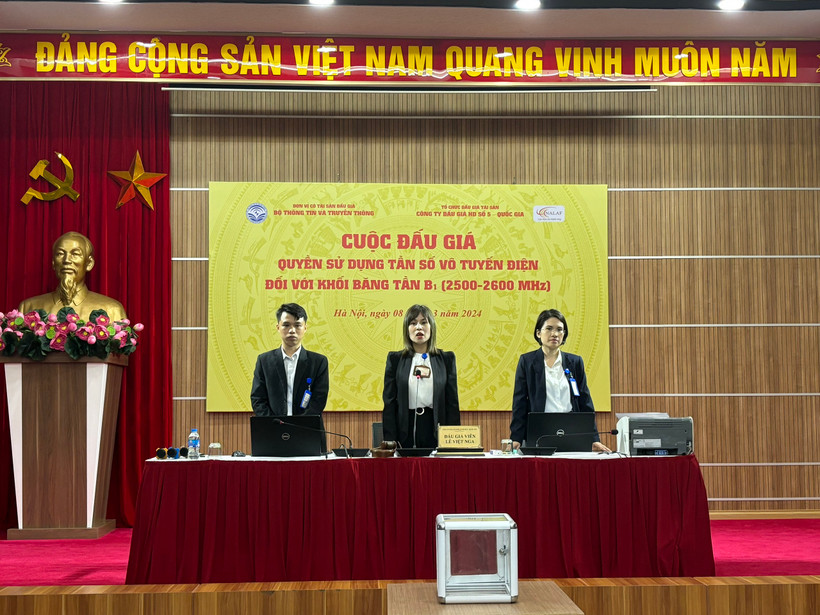 Đấu giá viên của Công ty đấu giá Hợp danh số 5 Quốc gia chuẩn bị cho phiên đấu giá. Ảnh: Mic.