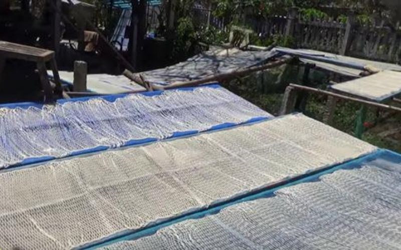 Sợi phở sắn được phơi khô.