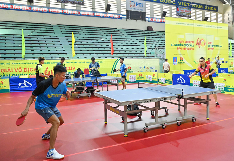 Các vận động viên tập luyện tại Nhà thi đấu thể dục thể thao tỉnh Gia Lai. (Ảnh DUY LINH) 