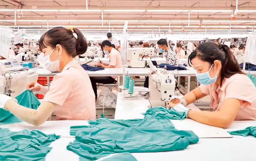 Công nhân may làm việc tại Công ty cổ phần Dệt may Đầu tư Thương mại Thành Công.