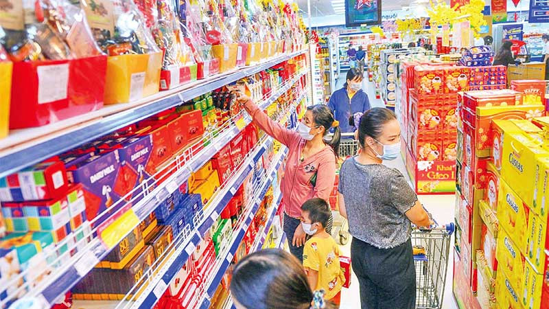Người dân tìm mua những mặt hàng Tết tại một siêu thị Co.opmart.