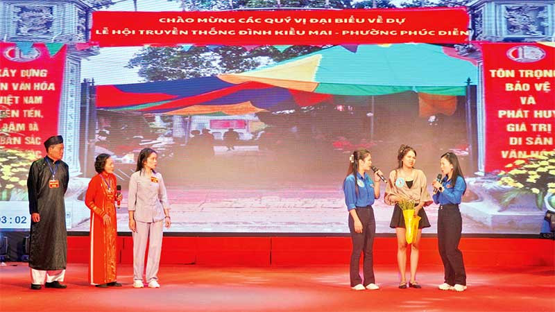 Quận Bắc Từ Liêm triển khai nhiều hoạt động tuyên truyền nếp sống văn minh tại lễ hội.