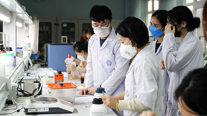 Hoạt động nghiên cứu thực hành của giảng viên, sinh viên Đại học Quốc gia Hà Nội. (Ảnh QUỐC TOẢN)