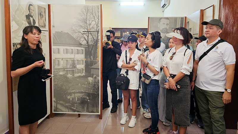 Một đoàn khách du lịch tham quan Bảo tàng bác sĩ A.Yersin. (Ảnh XUÂN THÀNH)