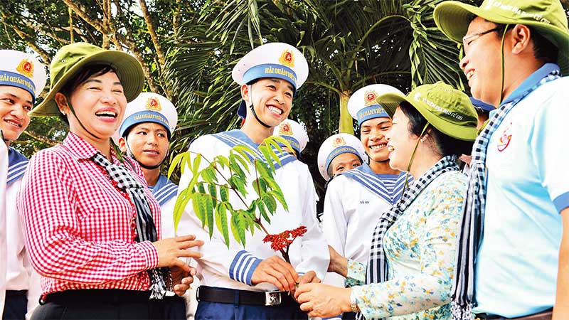 Giây phút giao lưu của các đại biểu trong đoàn với cán bộ, chiến sĩ trong hải trình yêu thương. (Ảnh NGUYỄN Á)