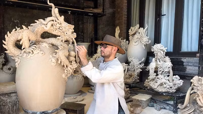 Nghệ nhân Ưu tú Phạm Văn Tuyên chế tác bộ gốm “Vũ điệu Bách rồng”.