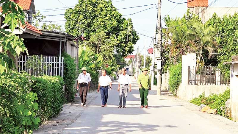 Nhiều tuyến đường giao thông ở huyện Mỹ Đức được người dân hiến đất, góp công tiến hành cải tạo, nâng cấp khang trang, sạch đẹp. (Ảnh THU AN)