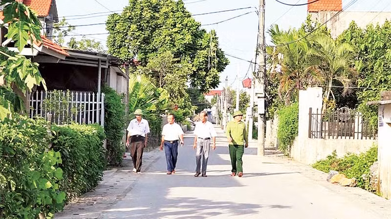 Nhiều tuyến đường giao thông ở huyện Mỹ Đức được người dân hiến đất, góp công tiến hành cải tạo, nâng cấp khang trang, sạch đẹp. (Ảnh THU AN)