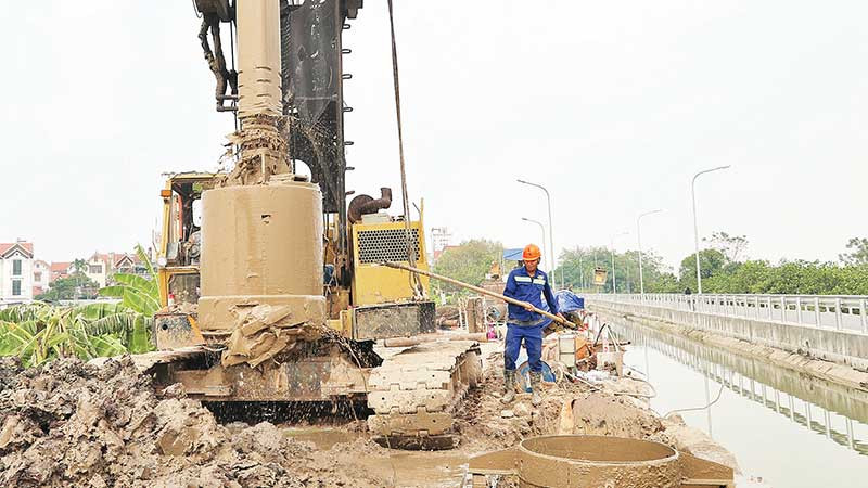 Nhà thầu đẩy nhanh tiến độ thi công dự án đường vành đai 4 tại huyện Hoài Đức.