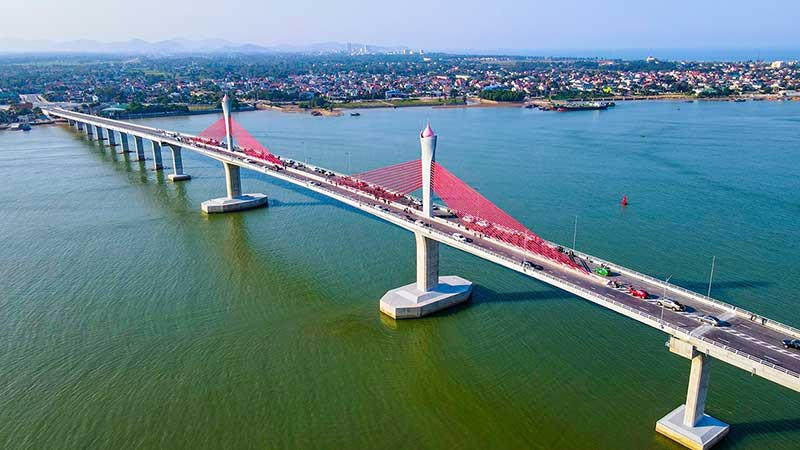 Cầu Cửa Hội bắc qua sông Lam, góp phần phát triển kinh tế-xã hội vùng nam Nghệ An-bắc Hà Tĩnh.