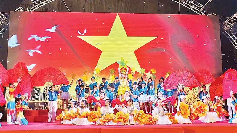 Những chương trình biểu diễn nghệ thuật do chính cán bộ, đảng viên, nhân dân các phường thể hiện tại Không gian văn hóa sáng tạo quận Tây Hồ để lại ấn tượng tốt đẹp trong lòng khán giả.